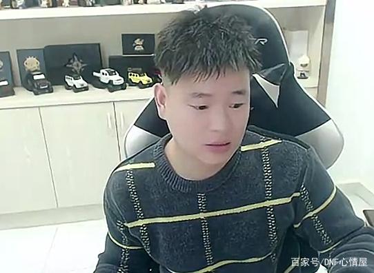 dnf公益服发布网传奇味道太浓！界武器特效影响下，21年至尊外观也太离谱856